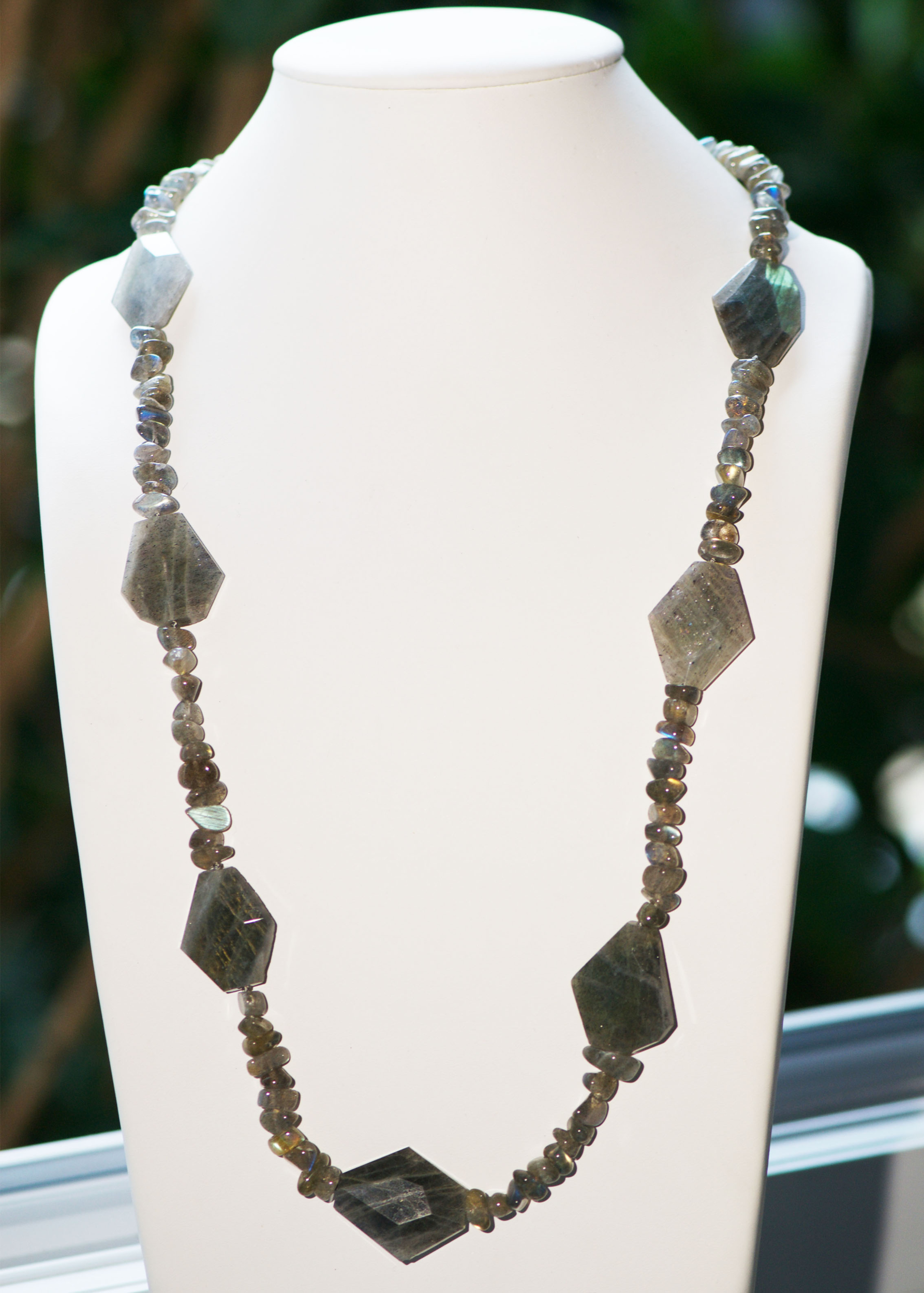 long grand chips-galet hexagonal 1 collier en pierre naturelle de labradorite