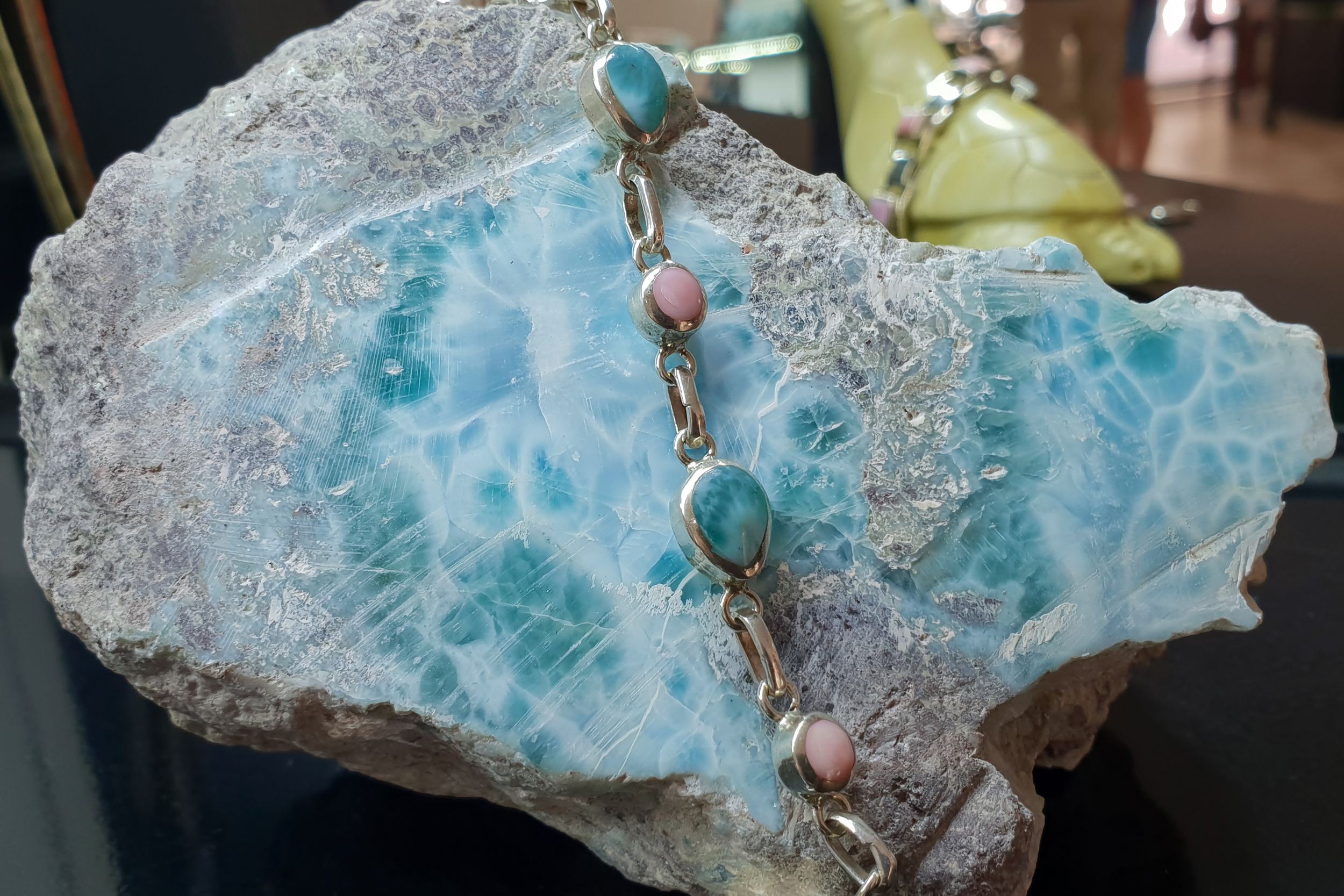 Bracelets double joie et spiritualité, en pierre naturelle de turquoise  d'Afrique et de pierre de lave (roche volcanique - Bijoux homme - Miracles  minéraux