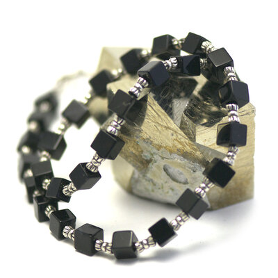 Apprêt petit cube 1 collier en pierre naturelle onyx