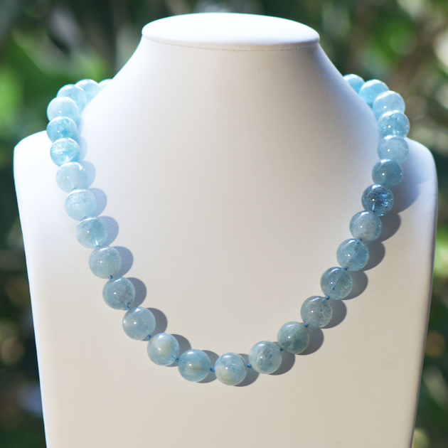 Pierres et Minéraux. Collier perles Angélite + Aigue-marine