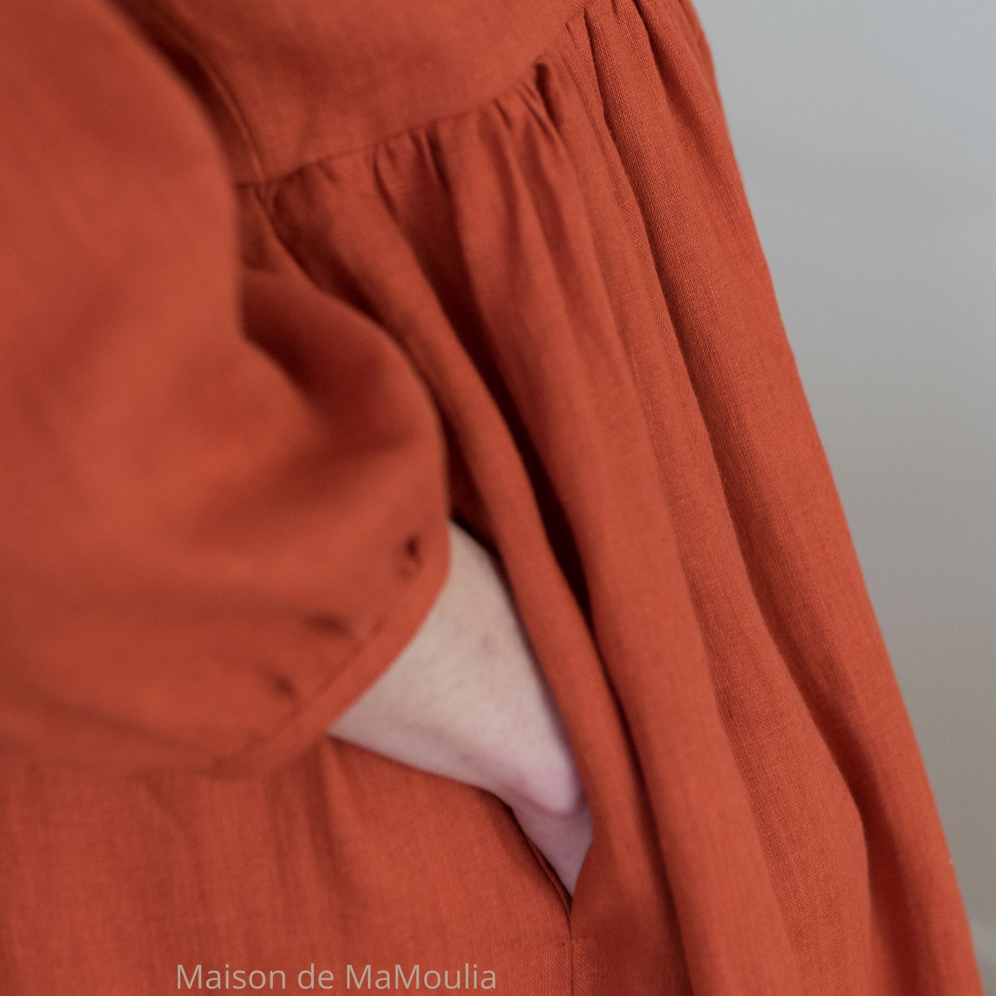 robe-longue-femme-manches-ballon-col-v-pur-lin-lave-français-offon-maison-de-mamoulia-rouge-orangé