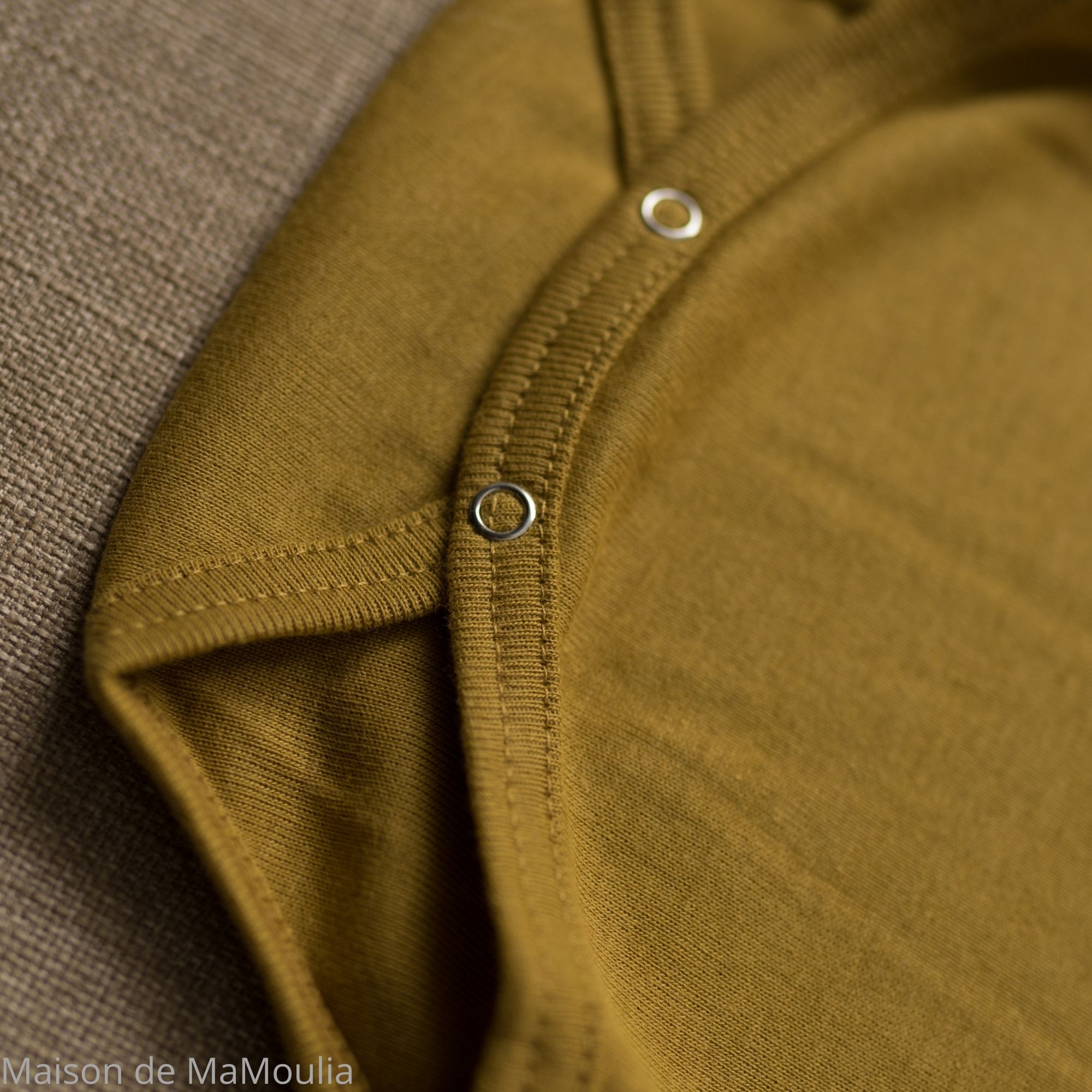 Nebel-golden-leaf-minimalisma -body-bebe-coton-bio-maison-de-mamoulia-dore-moutarde-jaune