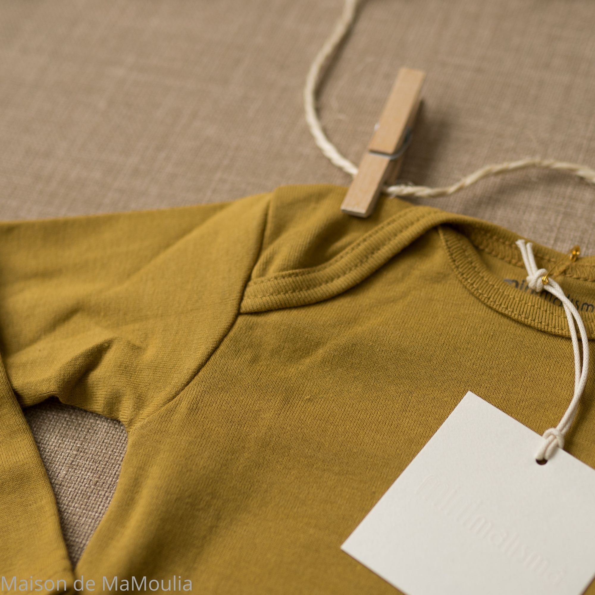 Nebel-golden-leaf-minimalisma -body-bebe-coton-bio-maison-de-mamoulia-dore-moutarde-