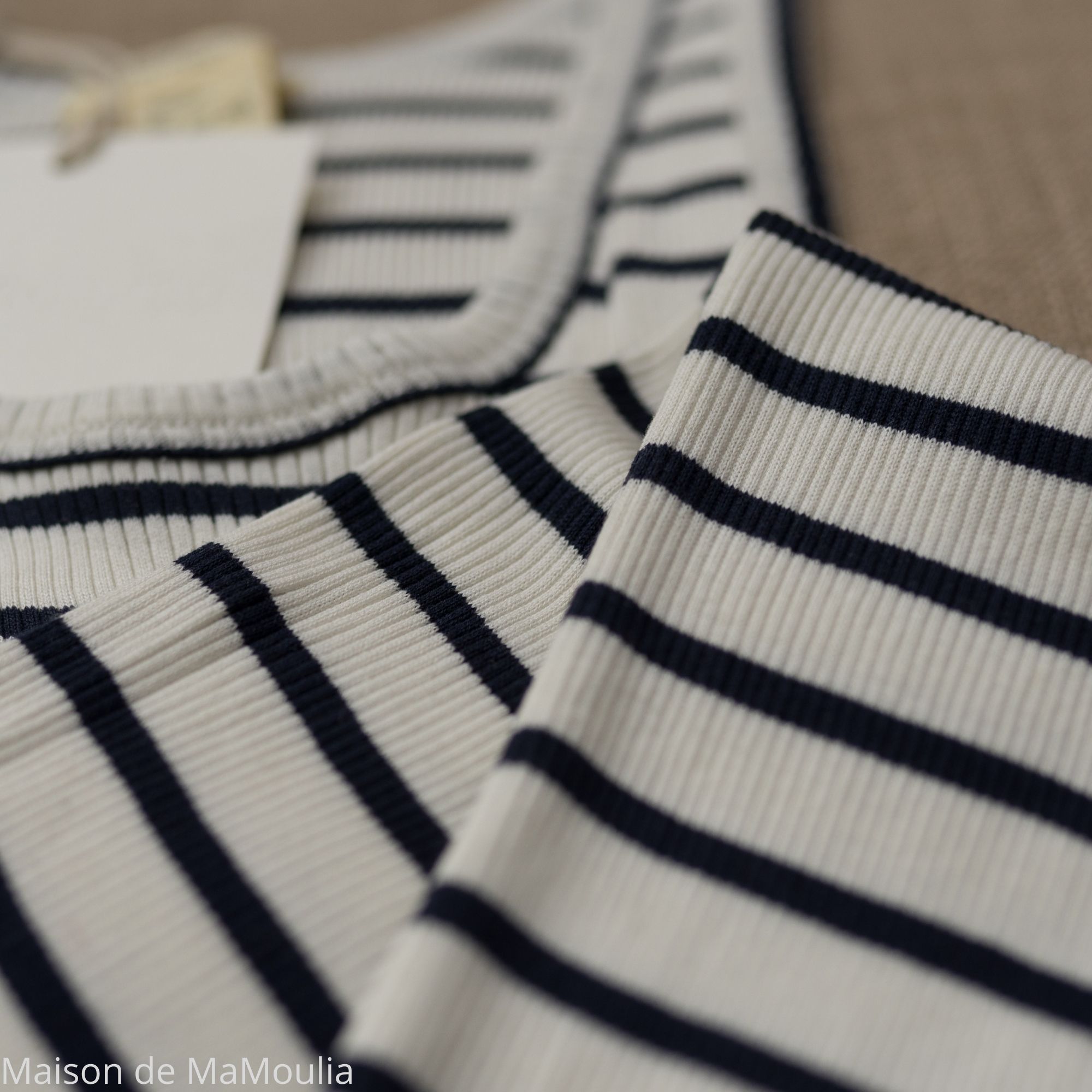 minimalisma-Gudrun- sailor-tshirt-debardeur-femme-soie-coton-maison-de-mamoulia-rayures-blanc-noir-sans-manches-