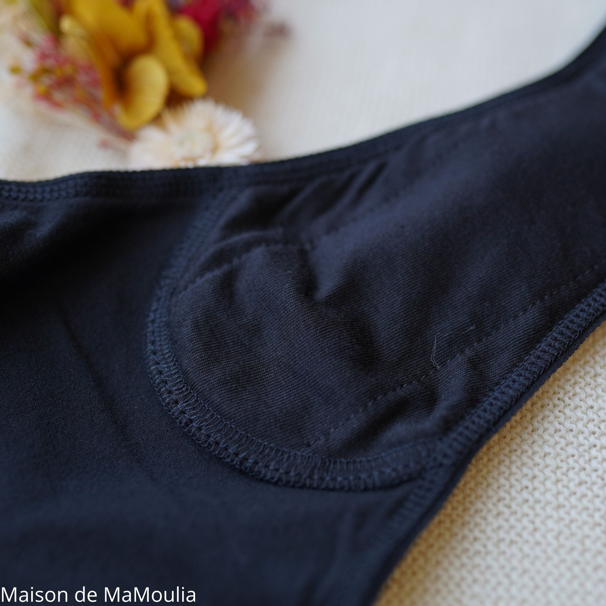 culotte-menstruelle-interchangeabla-lavable-coton-bio- etalors-lingerie- maison-de-mamoulia-noir- declic-dentelle