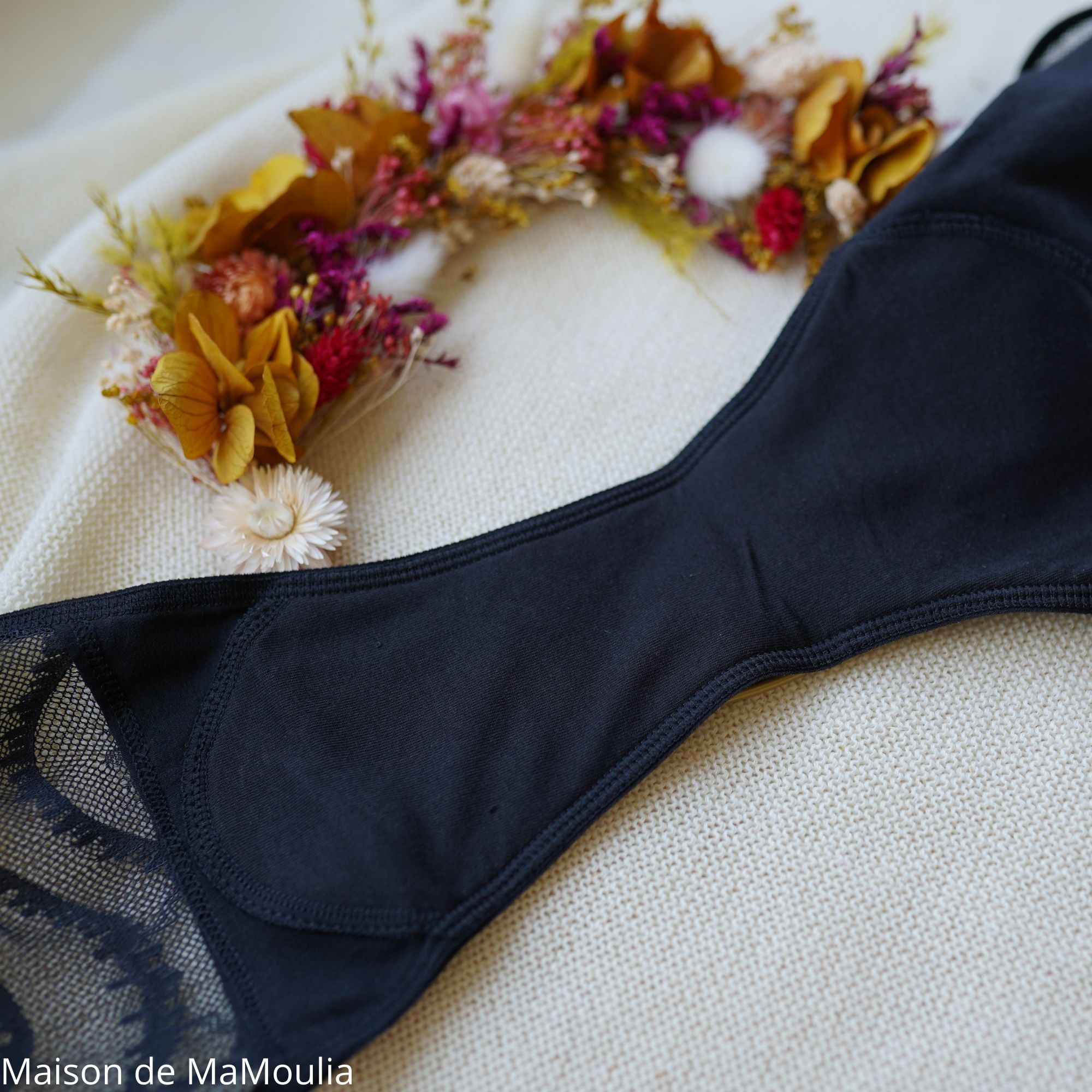 culotte-menstruelle-interchangeabla-lavable-coton-bio-etalors-lingerie- maison-de-mamoulia-noir-bella- declic- dentelle