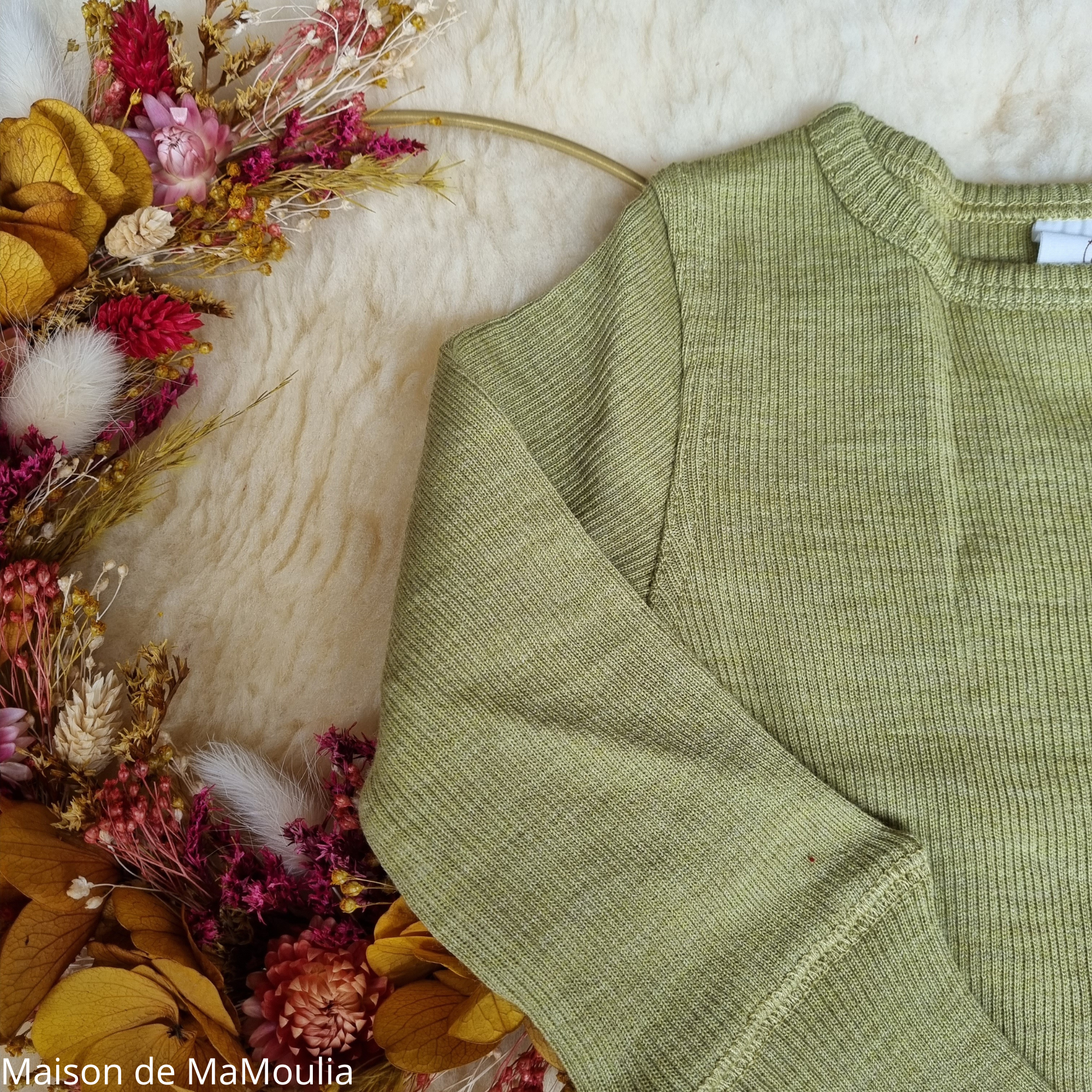 manymonths-tshirt-manches-longues-ajustable-evoluif-enfant-laine-merinos-maison-de-mamoulia-pea- puree- vert--