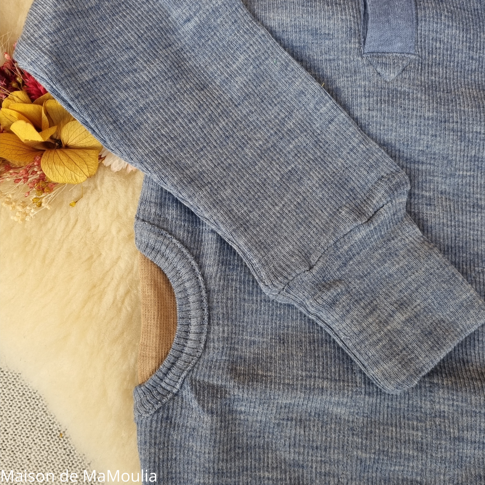 manymonths-tshirt-henley-manches-longues-ajustable-evoluif-enfant-laine-merinos-maison-de-mamoulia- bleu