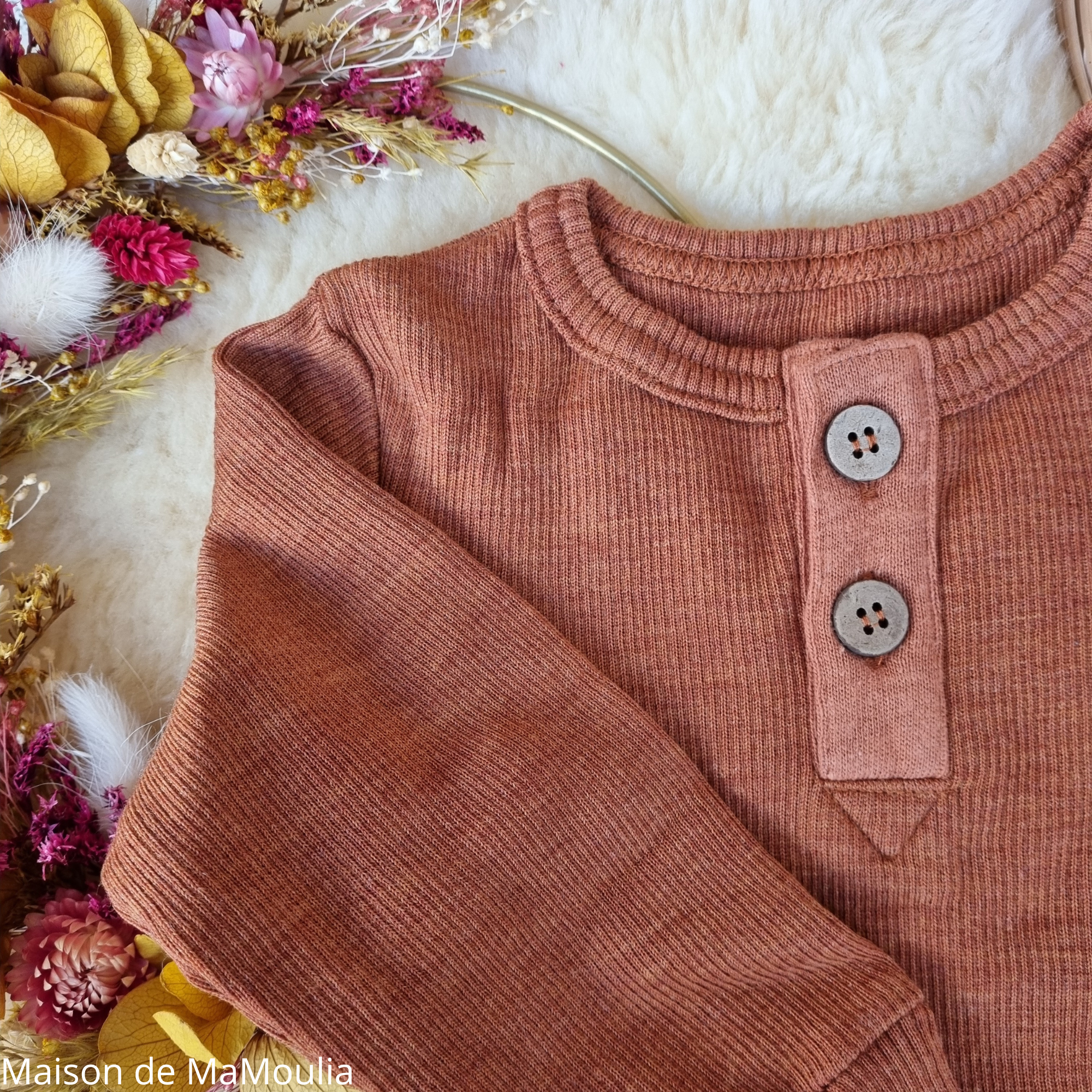 manymonths-tshirt-henley-manches-longues-ajustable-evoluif-enfant-laine-merinos-maison-de-mamoulia-terracotta- potters-clay-
