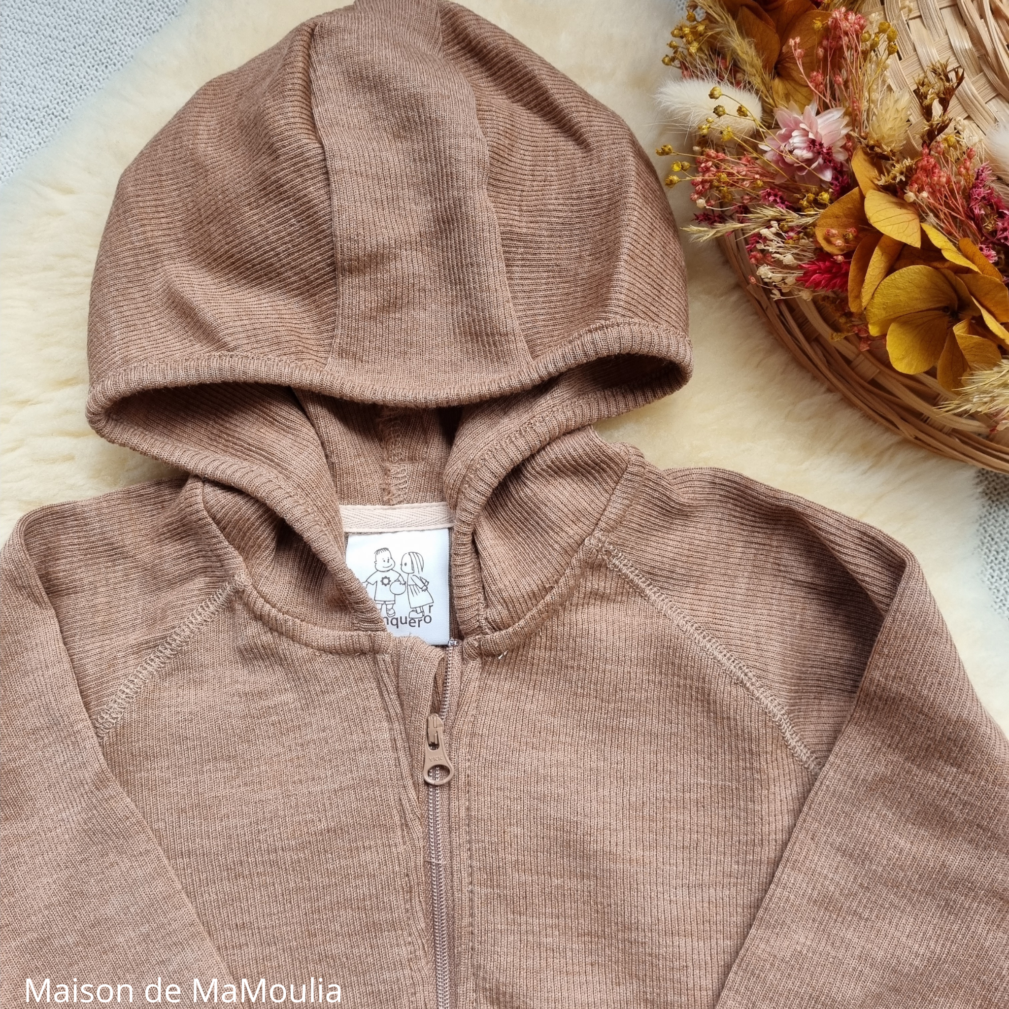 manymonths-gilet-cardigan-capuche-ajustable-evolutif-laine-merinos-enfant-maison-de-mamoulia-nutty -granola-beige-