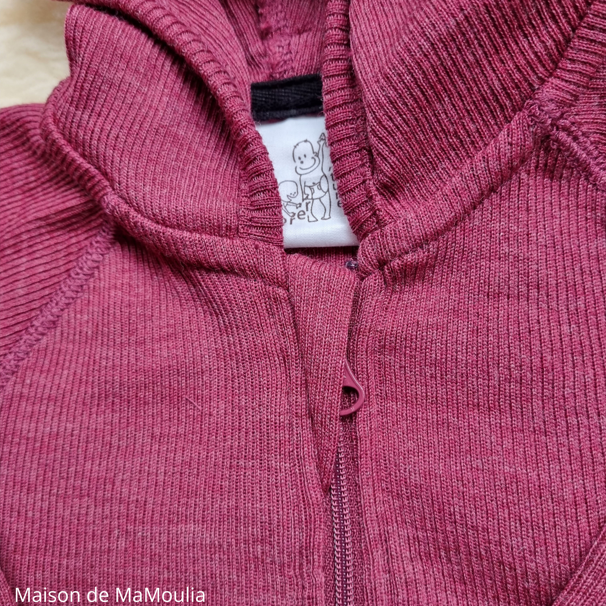 manymonths-gilet-cardigan-capuche-ajustable-evolutif-laine-merinos-enfant-maison-de-mamoulia-dark-cerise- rose  -fonce