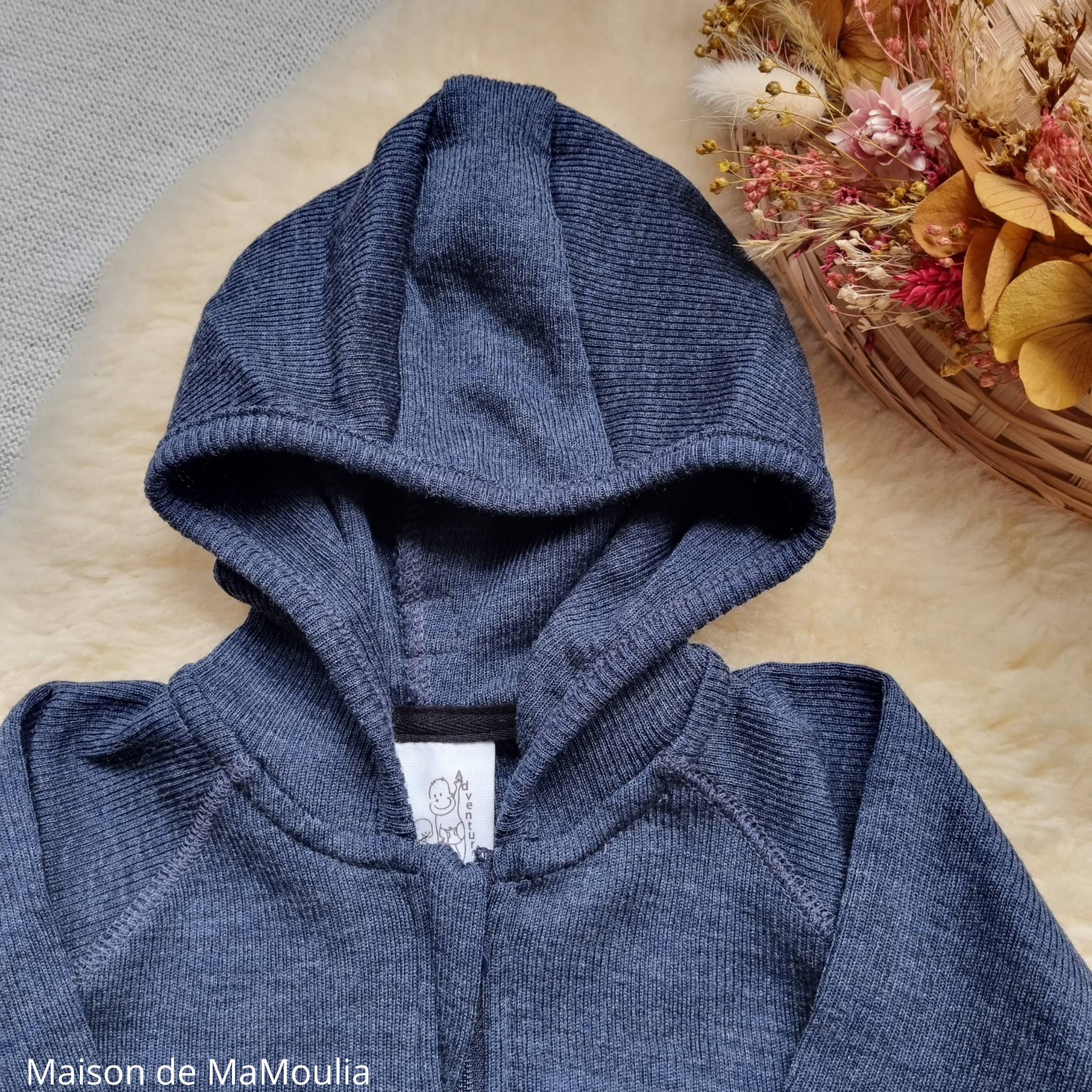 manymonths-gilet-cardigan-capuche-ajustable-evolutif-laine-merinos-enfant-maison-de-mamoulia-polar-winter-bleu- fonce-