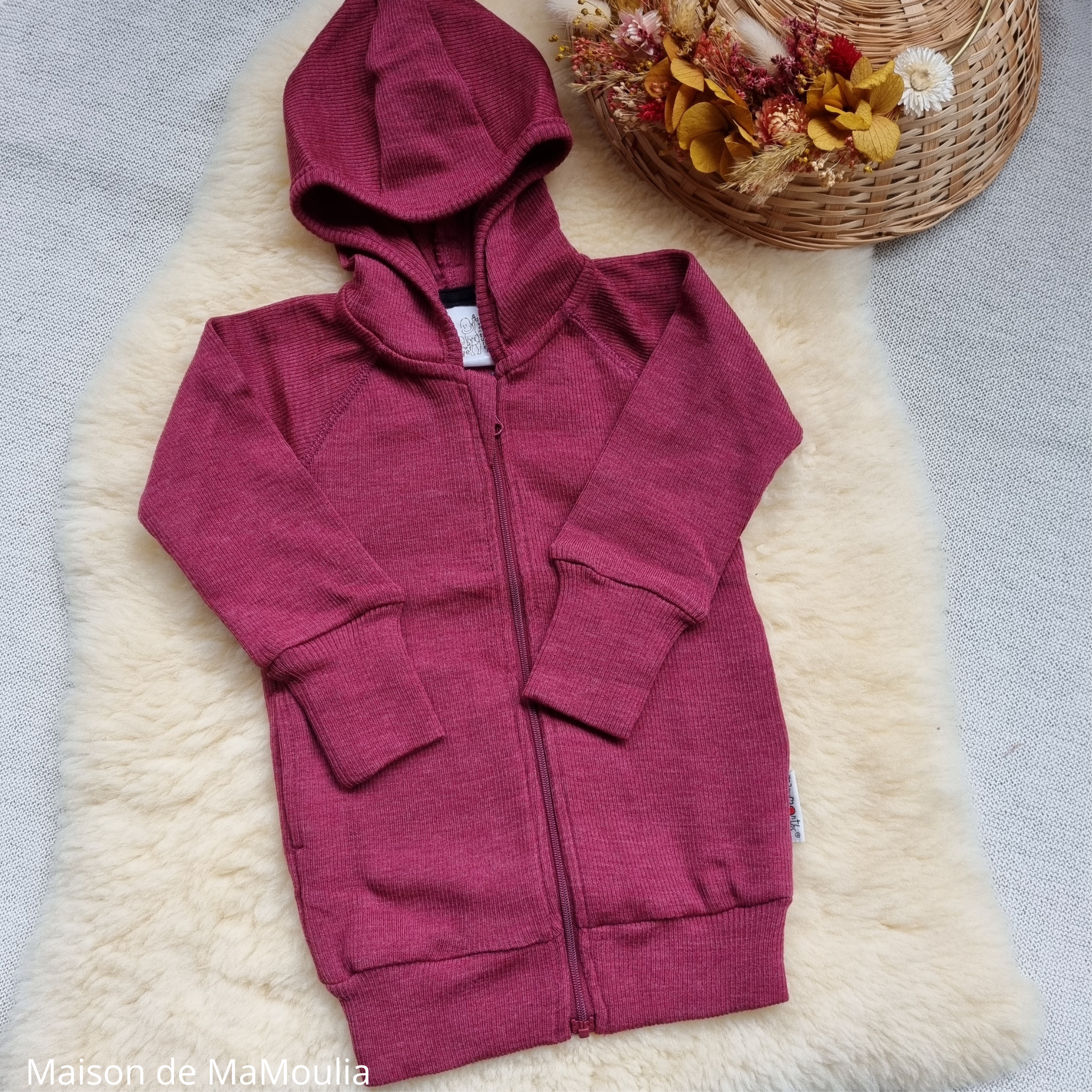 manymonths-gilet-cardigan-capuche-ajustable-evolutif-laine-merinos-enfant-maison-de-mamoulia-dark-cerise-rose -fonce