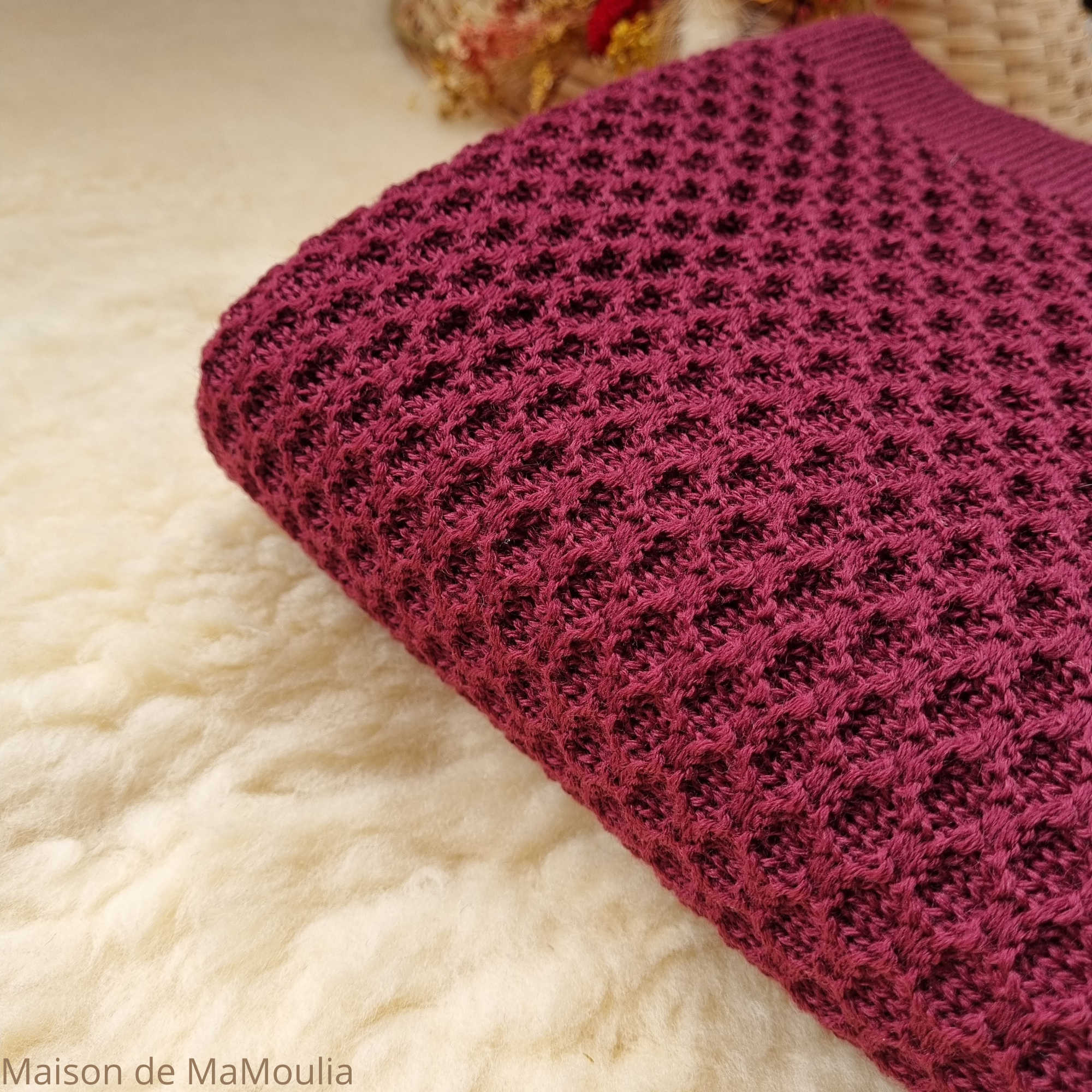 couverture-bebe-enfant-pure-laine-merinos-bio-tricotee-disana-maison-de-mamoulia-honeycomb-nid-abeille-cassis-rouge-bordeaux