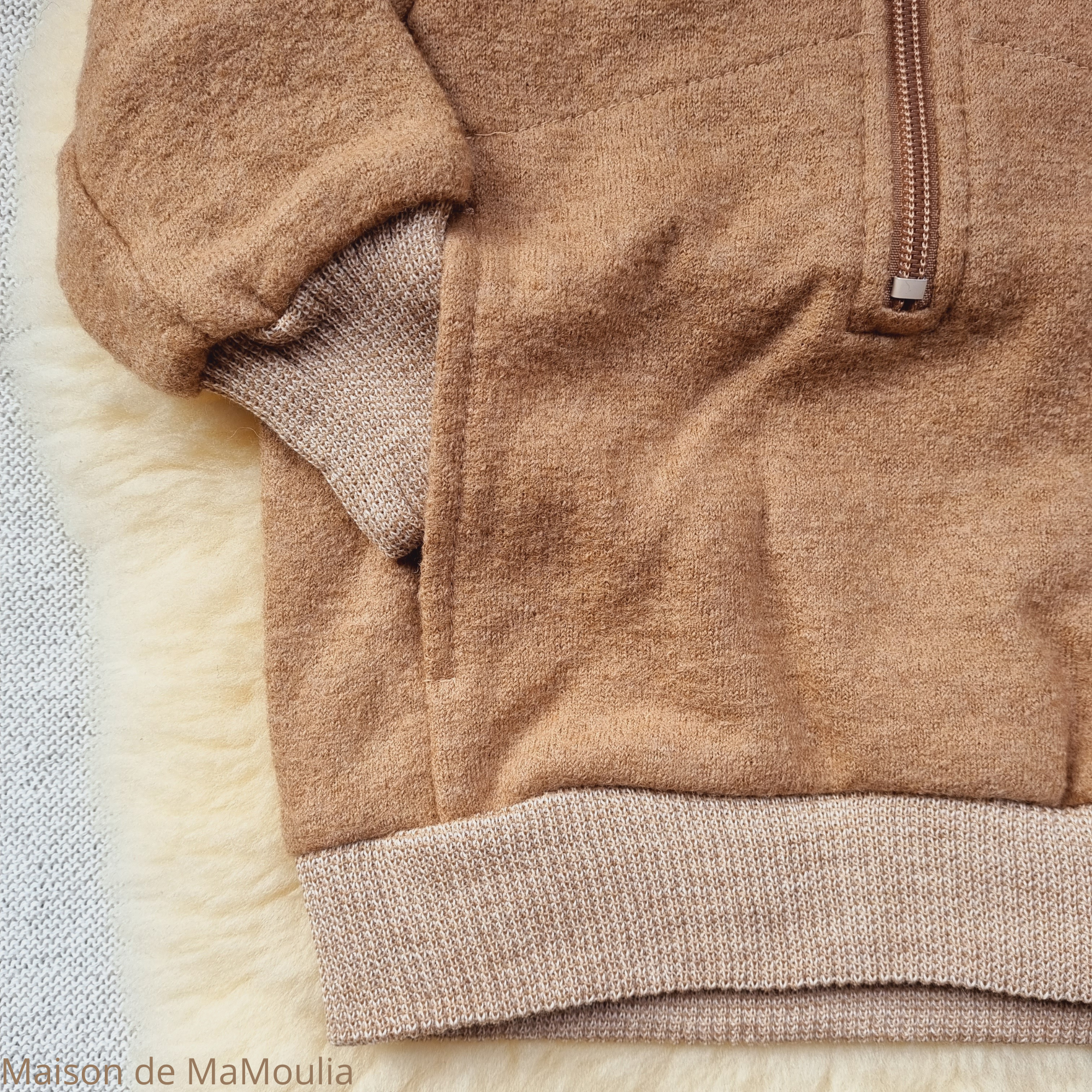 disana-sweat-zip-jacket-veste-pure-laine-merinos-bouillie-bebe-enfant-maison-de-mamoulia- caramel -beige