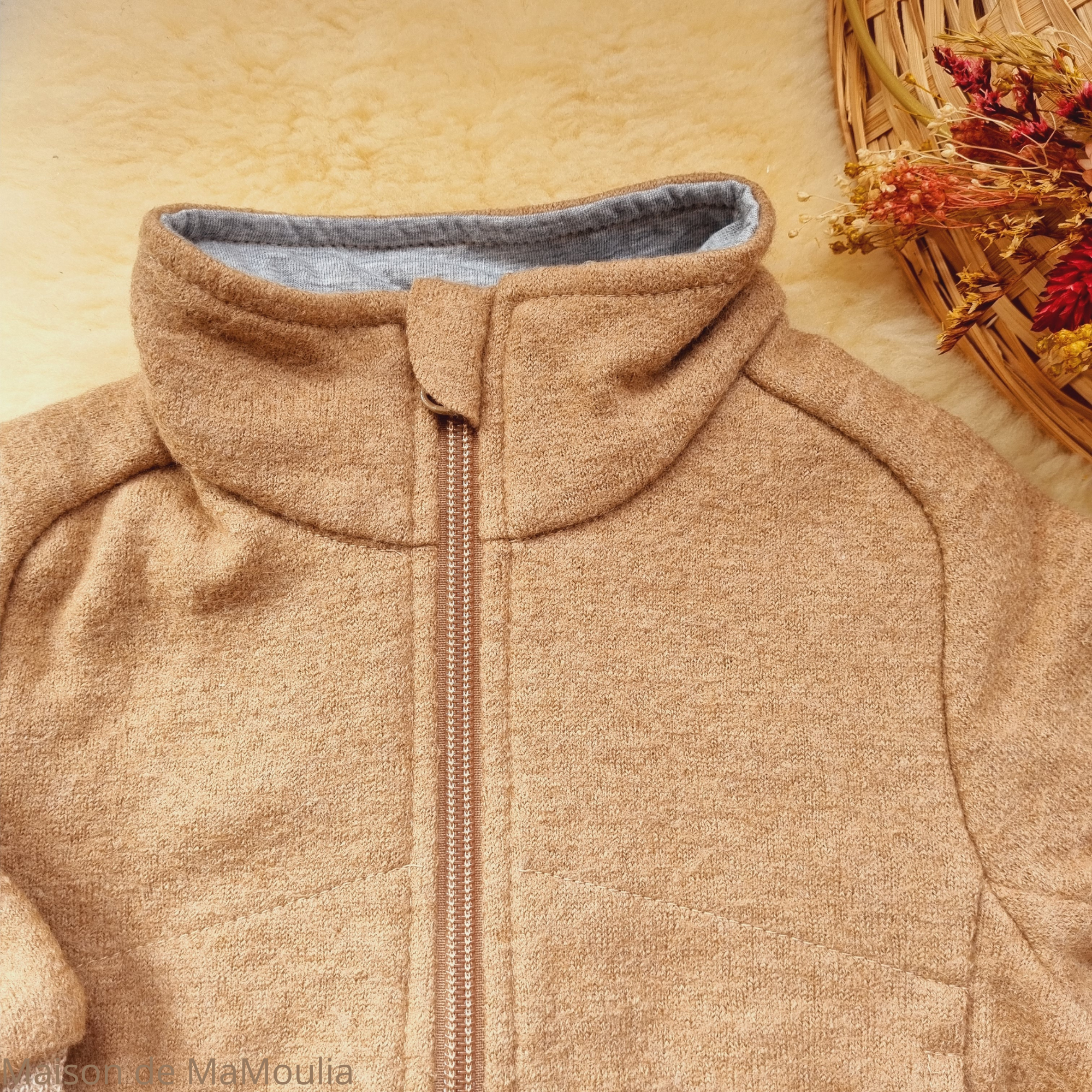 disana-sweat-zip-jacket-veste-pure-laine-merinos-bouillie-bebe-enfant-maison-de-mamoulia- caramel-beige