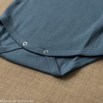 Nebel-minimalisma-Steel Blue-body-bebe-coton-bio-maison-de-mamoulia-bleu-ciel