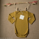 Nebel-golden-leaf-minimalisma -body-bebe-coton-bio-maison-de-mamoulia-dore-moutarde