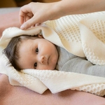 couverture-bebe-enfant-pure-laine-merinos-bio-tricotee-disana-maison-de-mamoulia-honeycomb-nid-abeille-ecru-naturel