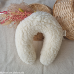 coussin-de-voyage-tete-mouton-agneau-saling-pure-laine-maison-de-mamoulia