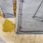 disana-melange-jacket-gilet-pure-laine-merinos-tricotée-bebe-enfant-maison-de-mamoulia-gris- clair- ecru