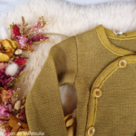 disana-melange-jacket-gilet-pure-laine-merinos-tricotée-bebe-enfant-maison-de-mamoulia-curry- gold-moutarde