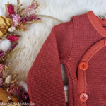 disana-melange-jacket-gilet-pure-laine-merinos-tricotée-bebe-enfant-maison-de-mamoulia- rouge- orange