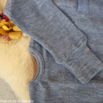 manymonths-tshirt-henley-manches-longues-ajustable-evoluif-enfant-laine-merinos-maison-de-mamoulia- bleu