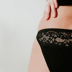 culotte--menstruelle-lavable-coton-bio-etalors-maison-de-mamoulia-noir-bella-declic-