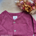 manymonths-gilet-cardigan-ajustable-evolutif-laine-merinos-bebe-enfant-maison-de-mamoulia-dark-cerise-rose- fonce-