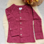 manymonths-gilet-cardigan-ajustable-evolutif-laine-merinos-bebe-enfant-maison-de-mamoulia-dark-cerise-rose-fonce-