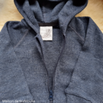manymonths-gilet-cardigan-capuche-ajustable-evolutif-laine-merinos-enfant-maison-de-mamoulia-polar- winter-bleu- fonce-