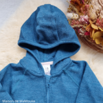manymonths-gilet-cardigan-capuche-ajustable-evolutif-laine-merinos-enfant-maison-de-mamoulia-sea-grotto-bleu -turquoise-