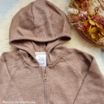 manymonths-gilet-cardigan-capuche-ajustable-evolutif-laine-merinos-enfant-maison-de-mamoulia-nutty -granola-beige-
