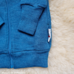 manymonths-gilet-cardigan-capuche-ajustable-evolutif-laine-merinos-enfant-maison-de-mamoulia-sea-grotto -bleu -turquoise-