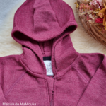 manymonths-gilet-cardigan-capuche-ajustable-evolutif-laine-merinos-enfant-maison-de-mamoulia-dark-cerise-rose  -fonce