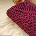 couverture-bebe-enfant-pure-laine-merinos-bio-tricotee-disana-maison-de-mamoulia-honeycomb-nid-abeille-cassis-rouge-bordeaux