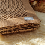 couverture-bebe-enfant-pure-laine-merinos-bio-tricotee-disana-maison-de-mamoulia-honeycomb-nid-abeille-caramel-beige