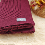couverture-bebe-enfant-pure-laine-merinos-bio-tricotee-disana-maison-de-mamoulia-honeycomb-nid-abeille-cassis-rouge