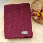 couverture-bebe-enfant-pure-laine-merinos-bio-tricotee-disana-maison-de-mamoulia-honeycomb-nid-abeille-cassis