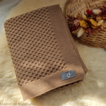 couverture-bebe-enfant-pure-laine-merinos-bio-tricotee-disana-maison-de-mamoulia-honeycomb-nid-abeille-caramel