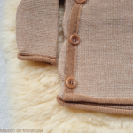 disana-melange-jacket-gilet-pure-laine-merinos-tricotée-bebe-enfant-maison-de-mamoulia-beige-caramel