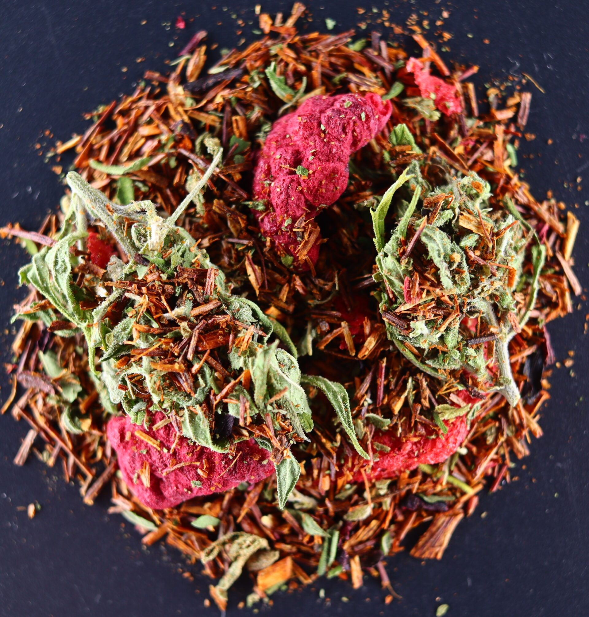 Tisane aux fleurs de cbd, chanvre et fruits rouges