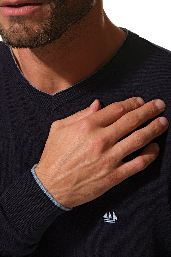 Pull col V marine pour homme hublot