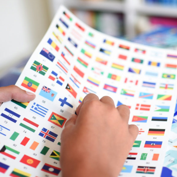 Jeu-educatif-Poppik-Puzzle-Stickers-Autocollants-affiche-drapeaux-6-600x600