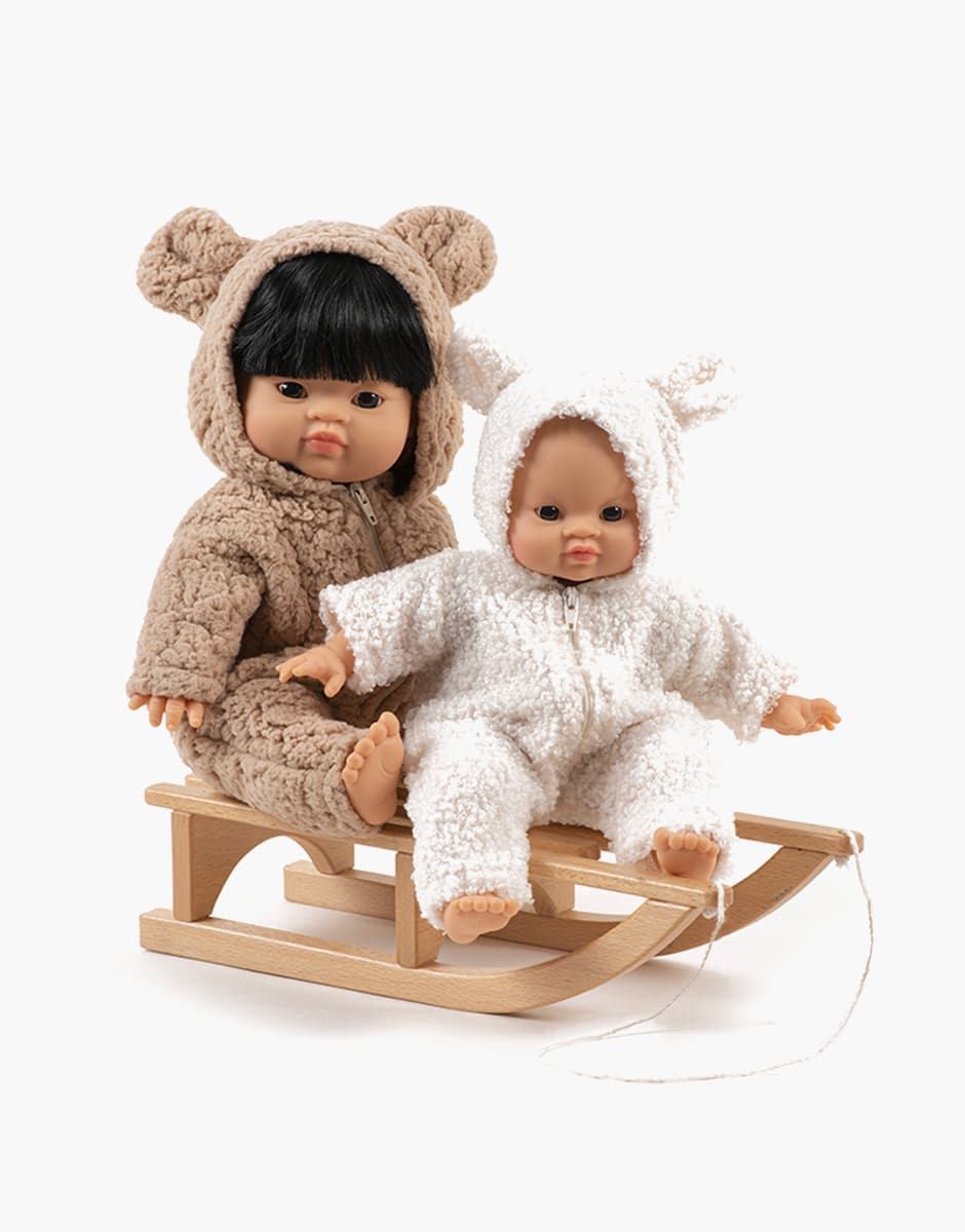 minikane-collection-meubles-et-accessoires-pour-poupees-collection-tout-schuss-luge-en-bois-pepete-avec-poupees