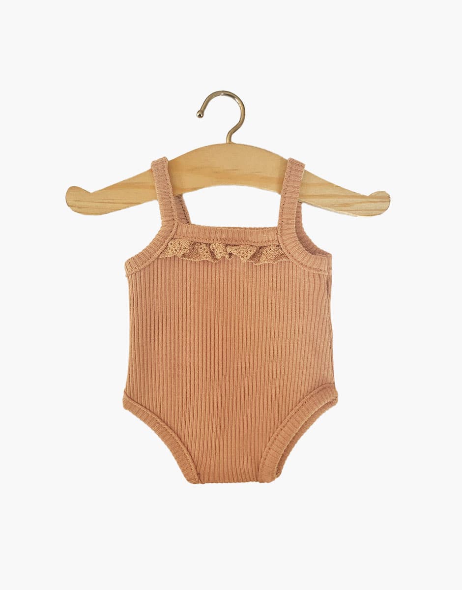 minikane-collection-dressing-vetements-accessoires-meubles-poupees_gordis-34-37cm-les-ptits-basiques-dessous-fille-body-dentelle-une-piece-cassonade-en-maille-cotelee