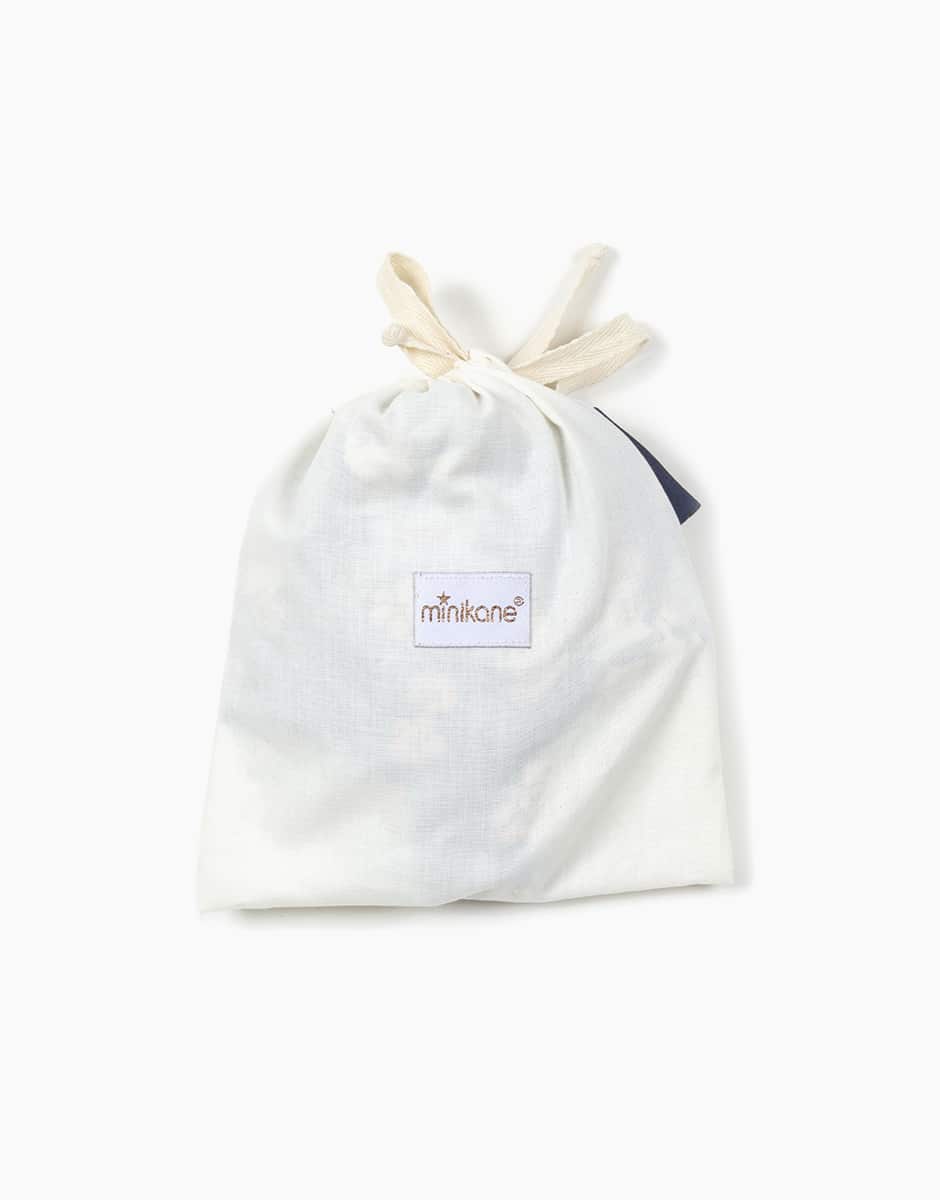 minikane-collection-dressing-vetements-accessoires-meubles-poupees_gordis-34-37cm-porte-poupee-en-coton-marguerite-reglisse-pochon