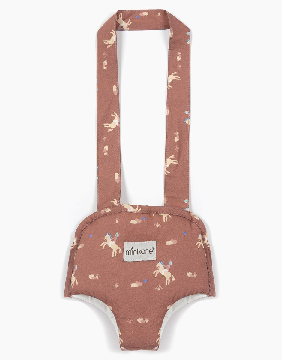 minikane-collection-dressing-vetements-accessoires-meubles-poupees_gordis-34-37cm-porte-poupee-en-coton-far-west-face