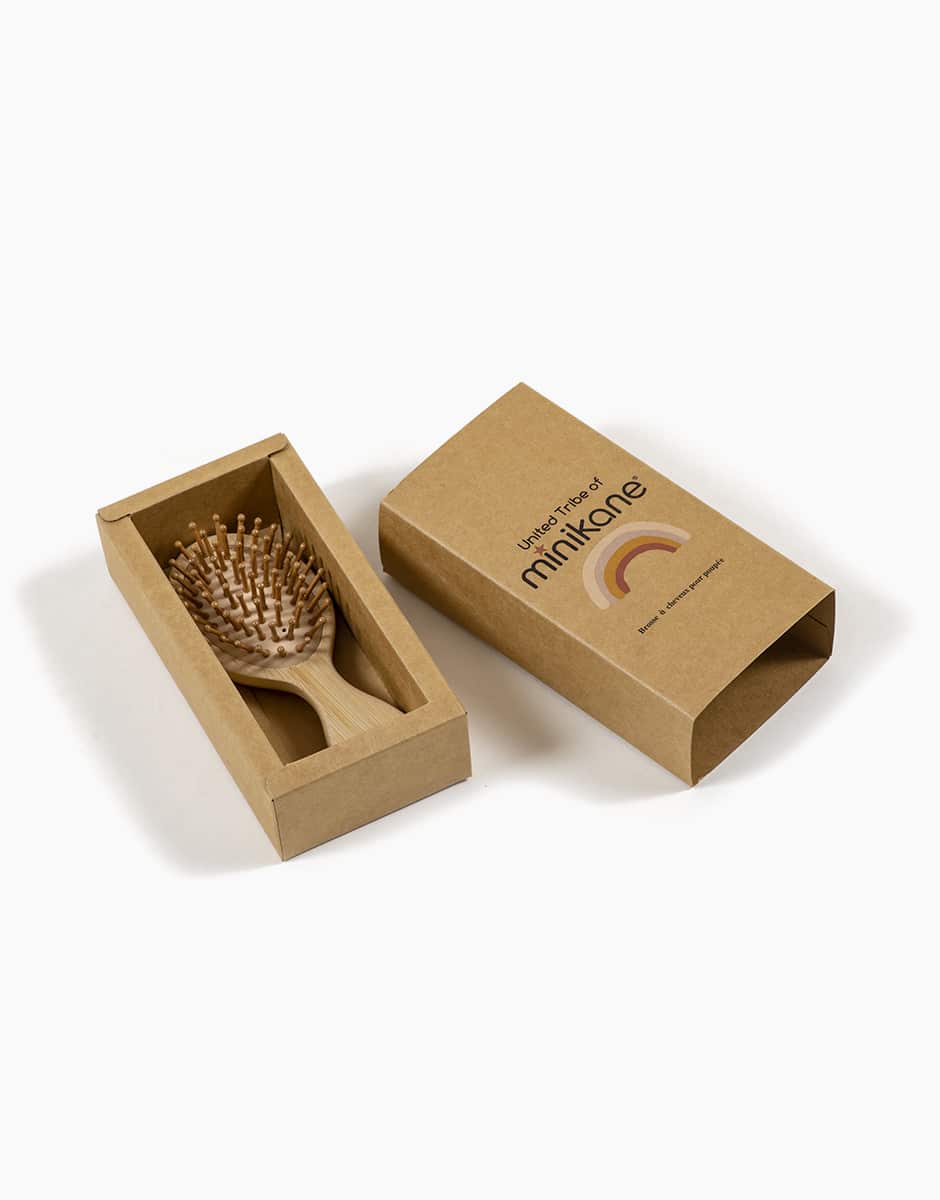 minikane-collection-dressing-vetements-accessoires-meubles-poupees_gordis-34-37cm-brosse-en-bois-avec-sa-boite